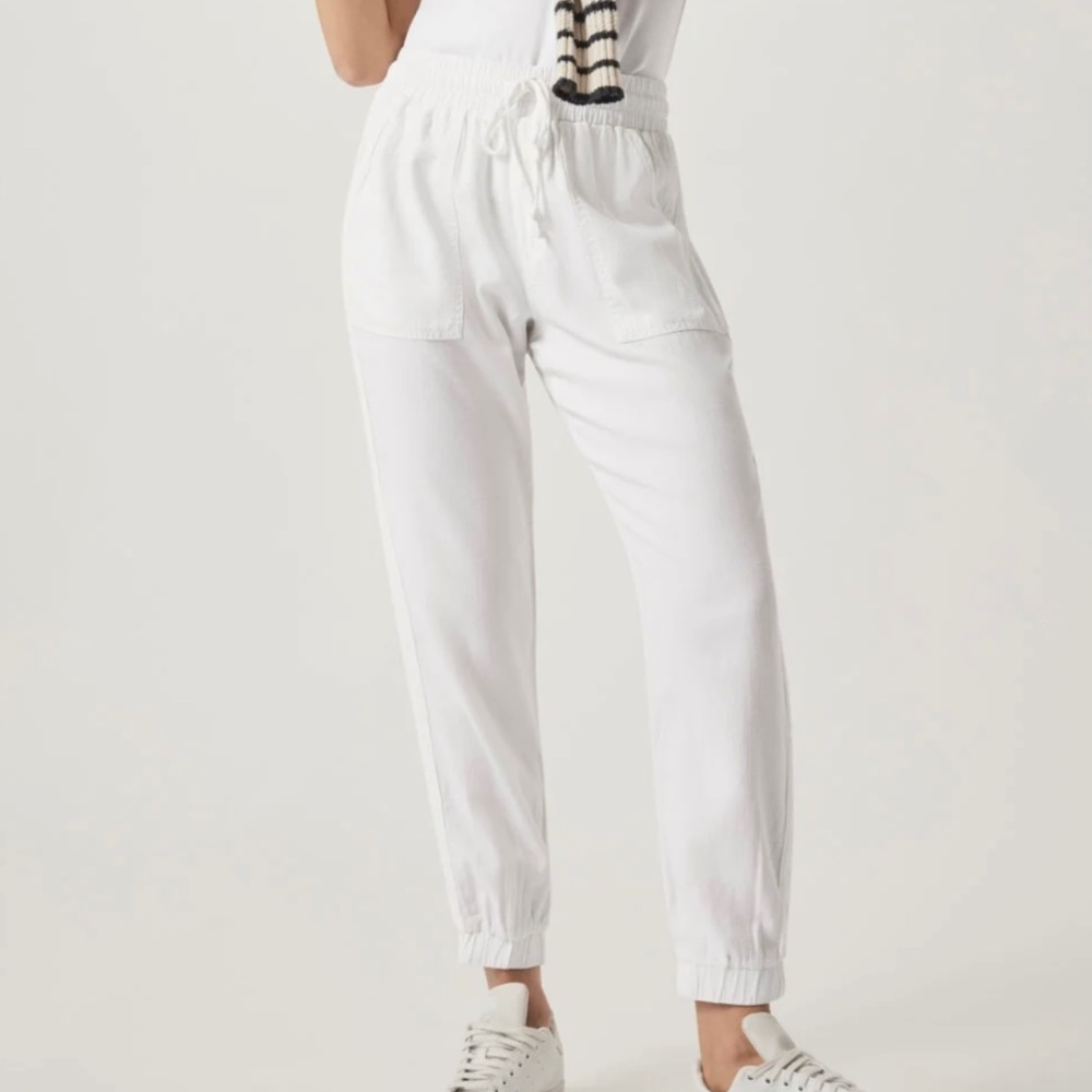 Splendid lakeside jogger  WHITE